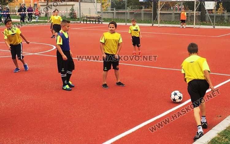 Деца и родители ритаха благотворително за физкултурния салон на „Петьофи”