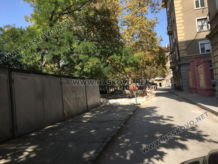 Правят нови паркоместа до бивше паркче, превърнато в паркинг