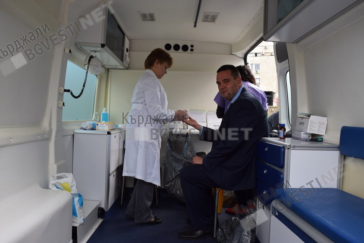 Безплатен скрининг за хепатит в Кърджали,  Цвета Караянчева дава пример, изследва се