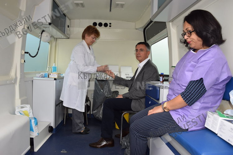 Безплатен скрининг за хепатит в Кърджали,  Цвета Караянчева дава пример, изследва се