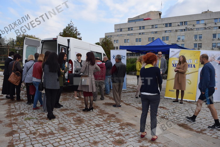 Безплатен скрининг за хепатит в Кърджали,  Цвета Караянчева дава пример, изследва се