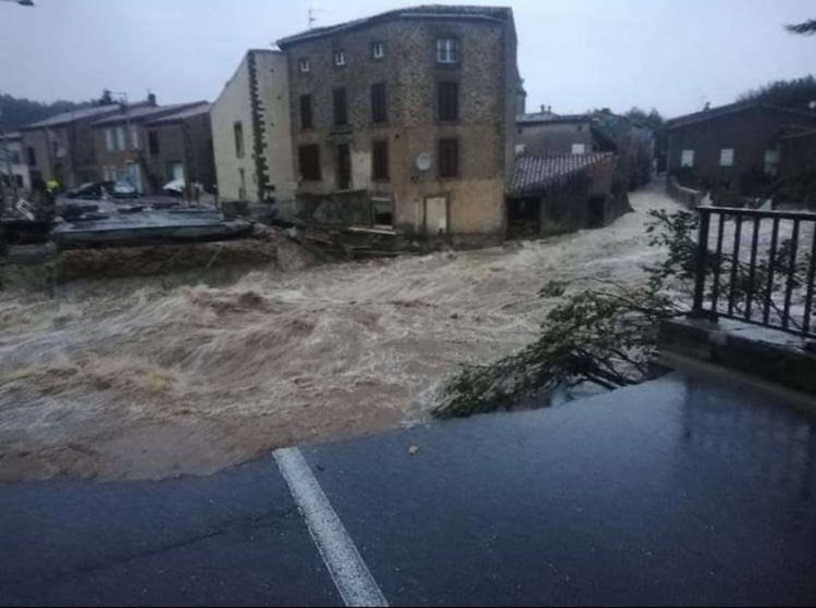 Наводнения във Франция отнеха живота на шест души (видео)