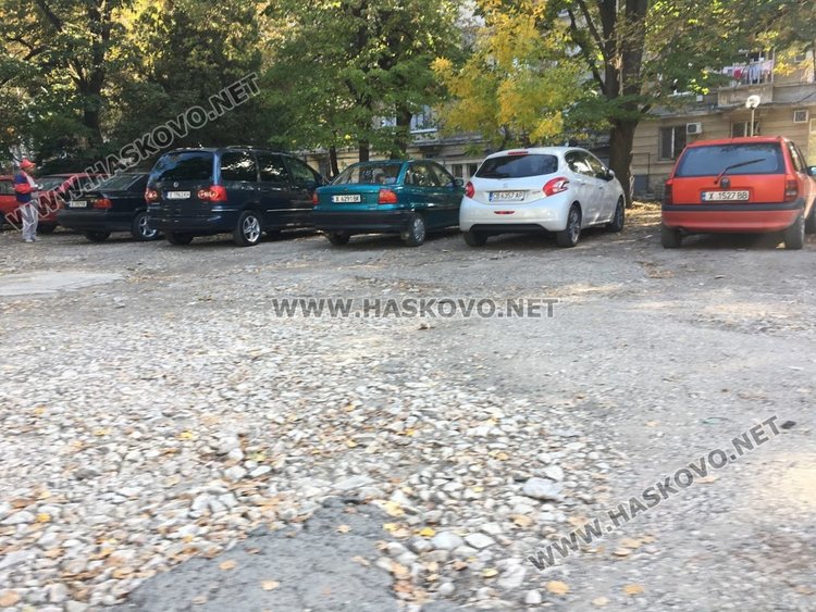 Бившо паркче, което е првърнато в паркинг и седянка за нелегални таксита
