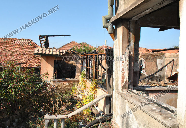 Възрастно семейство изгоря в къщата си пред погледа на сина им 