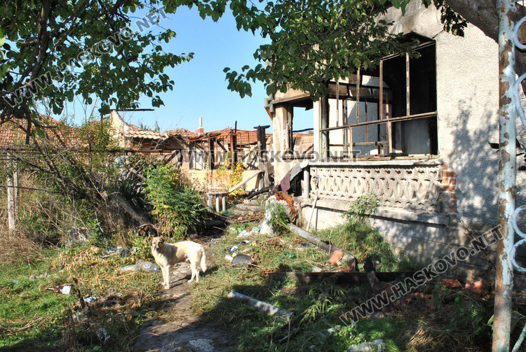 Спомагателната постройка в дъното изгоряла миналата година 