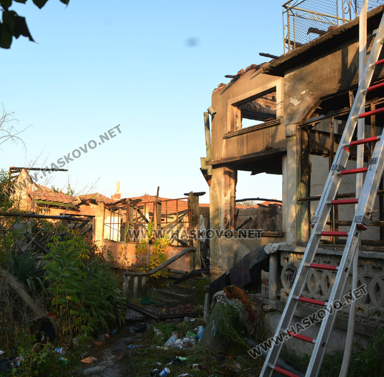 Мъж и жена загинаха при пожар в къщата си в Славяново