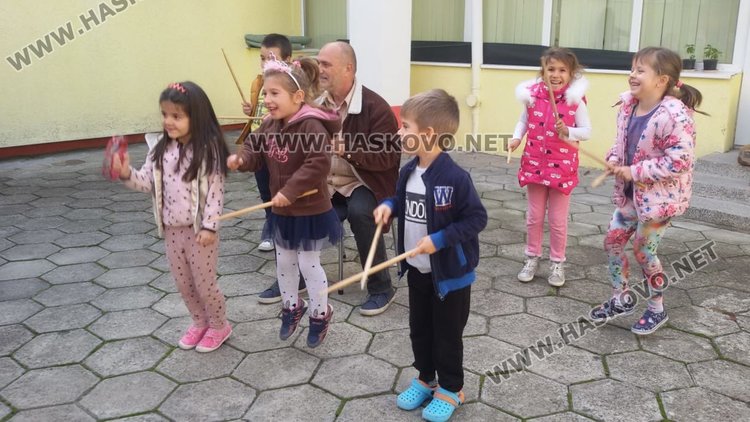  "В приказния свят на джаза" приключи с музикален урок в ДГ "Осми март"