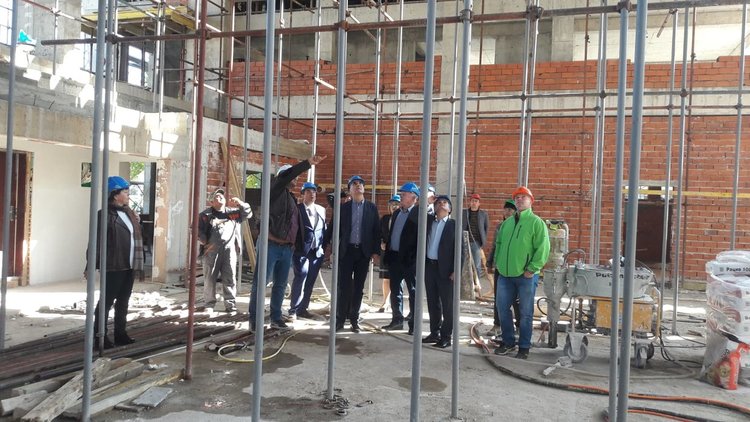 Строителите: Едва ли ще има втора спортна зала като тази на Природо-математическата гимназия