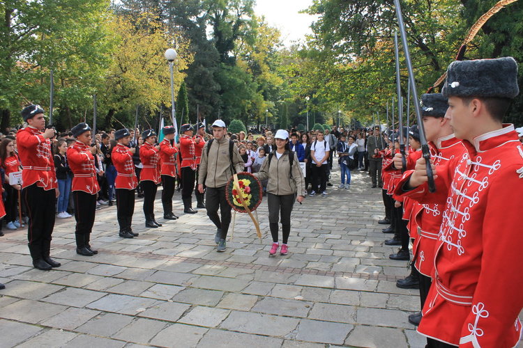 Никола Чанев отличи с грамоти ученическите отряди, изминали пътя на славата на българската армия