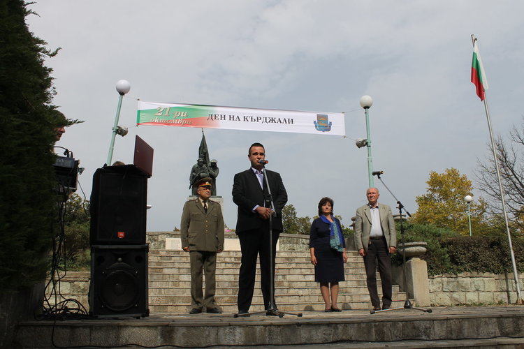 Никола Чанев отличи с грамоти ученическите отряди, изминали пътя на славата на българската армия