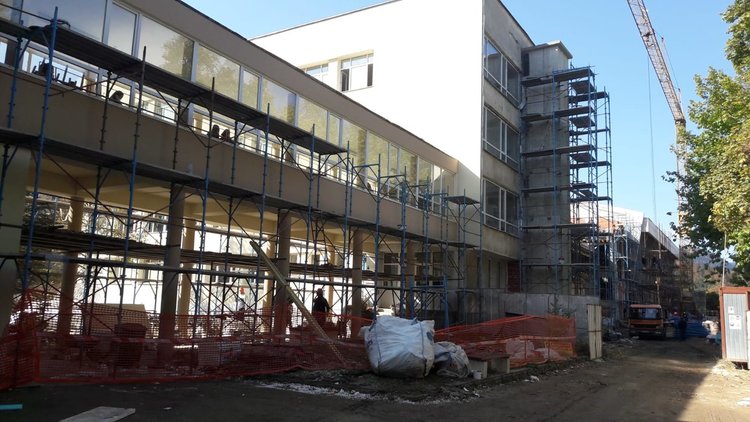 Строителите: Едва ли ще има втора спортна зала като тази на Природо-математическата гимназия