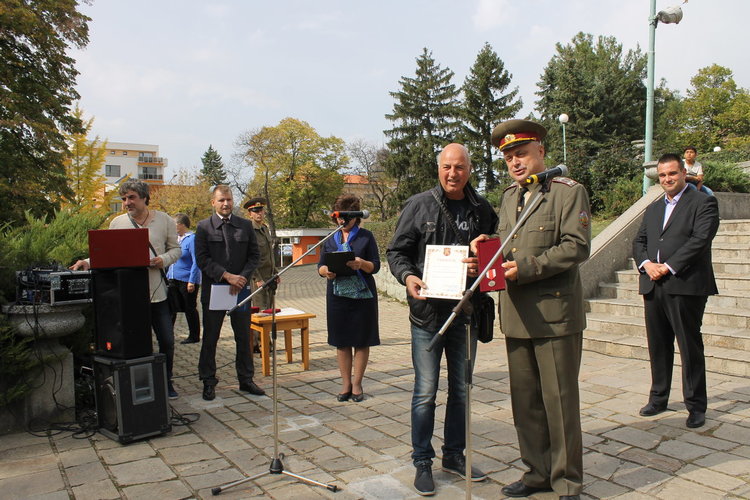 Никола Чанев отличи с грамоти ученическите отряди, изминали пътя на славата на българската армия