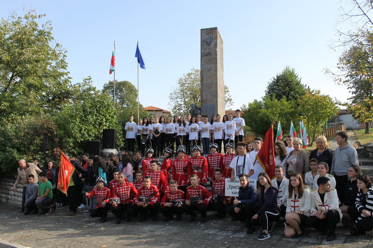 Никола Чанев отличи с грамоти ученическите отряди, изминали пътя на славата на българската армия