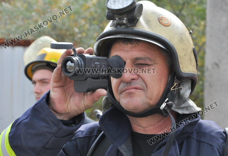 Хасковските огнеборци демонстрираха гасене на горски пожар с модерните пикапи  