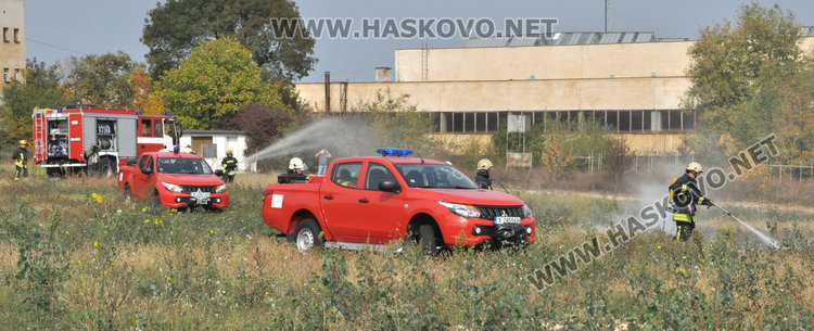 Хасковските огнеборци демонстрираха гасене на горски пожар с модерните пикапи  