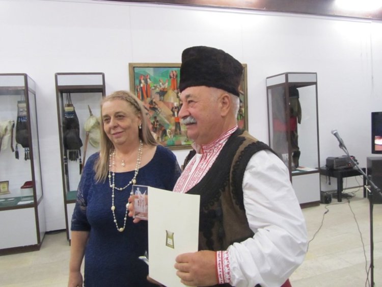 Кристална статуетка "Орфей и Родопа" за гайдаря, учителя, майстора на гайди бай Диньо