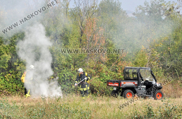 Хасковските огнеборци демонстрираха гасене на горски пожар с модерните пикапи  