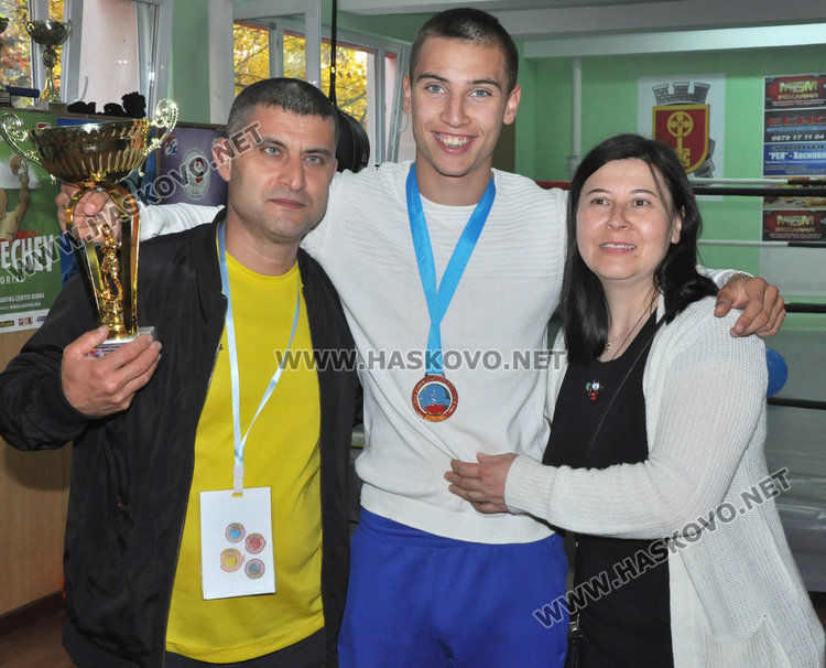 Емирджан с родителите си 