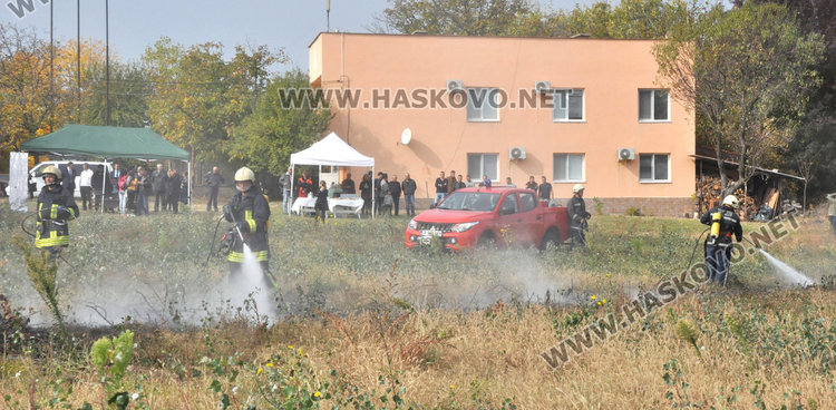 Хасковските огнеборци демонстрираха гасене на горски пожар с модерните пикапи  