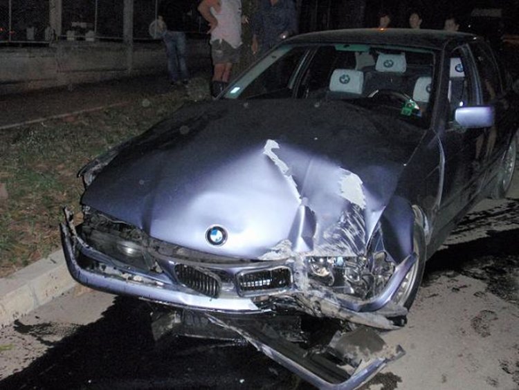 Хлапак с БМВ влетя в гробище, настанен е в болницата