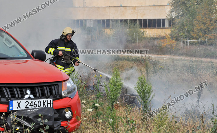 Хасковските огнеборци демонстрираха гасене на горски пожар с модерните пикапи  
