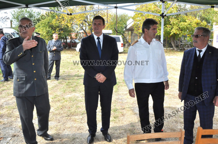 Хасковските огнеборци демонстрираха гасене на горски пожар с модерните пикапи  