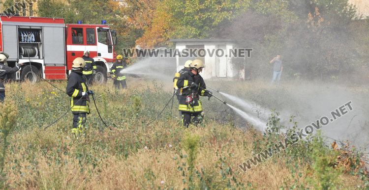 Хасковските огнеборци демонстрираха гасене на горски пожар с модерните пикапи  