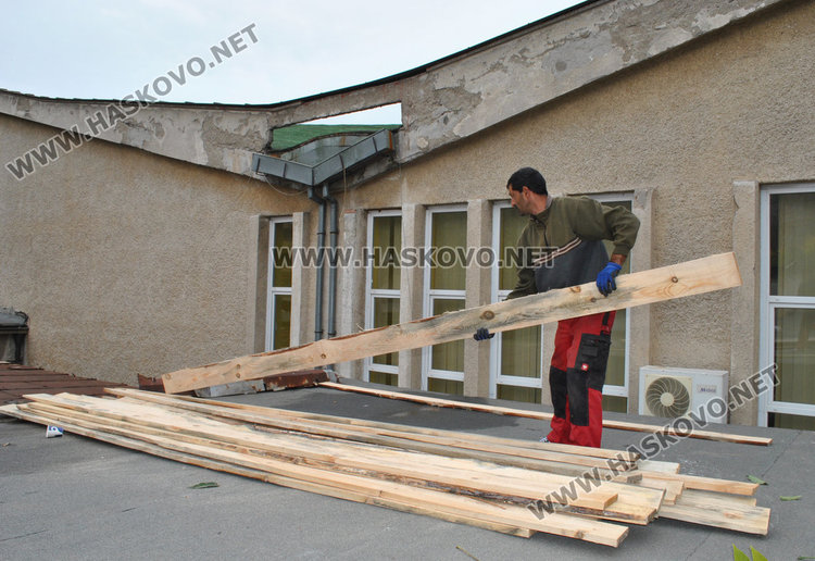 Започна ремонт на покрива на зала „Дружба“