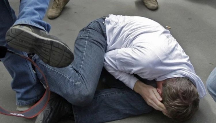 Задържаха побойника на 19-годишния младеж, издирват другите двама