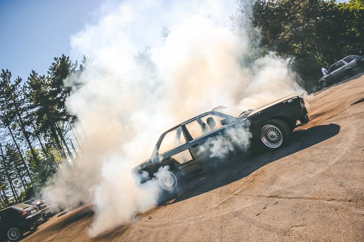 Дрифт и шофиране на две гуми в Кенана в помощ на малкия Борил