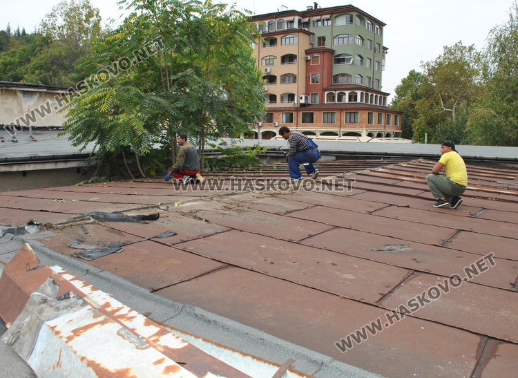 Започна ремонт на покрива на зала „Дружба“