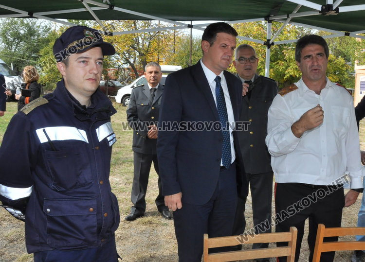 Хасковските огнеборци демонстрираха гасене на горски пожар с модерните пикапи  