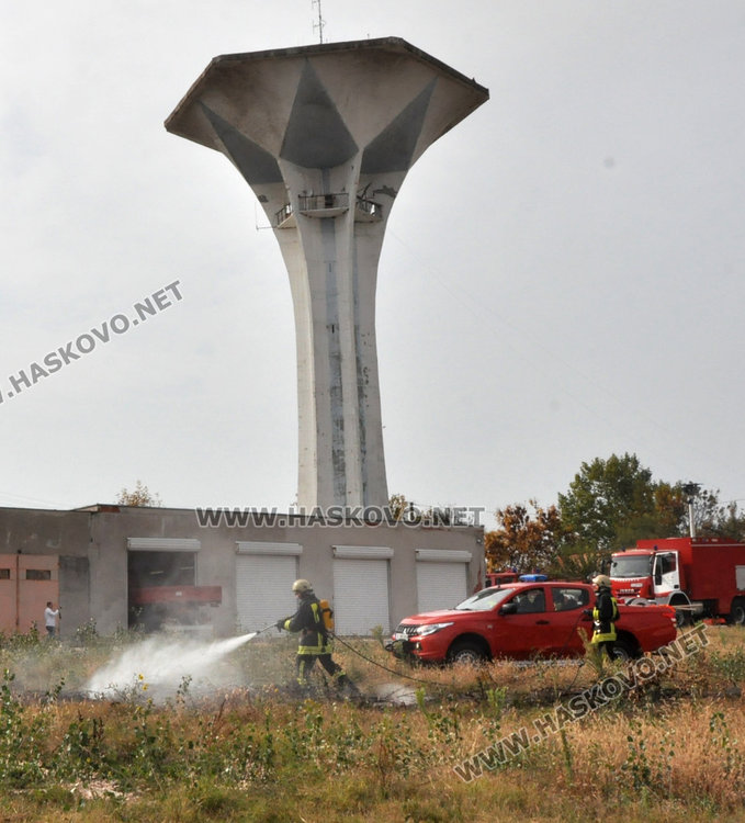 Хасковските огнеборци демонстрираха гасене на горски пожар с модерните пикапи  