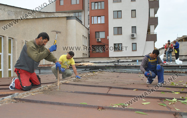 Започна ремонт на покрива на зала „Дружба“