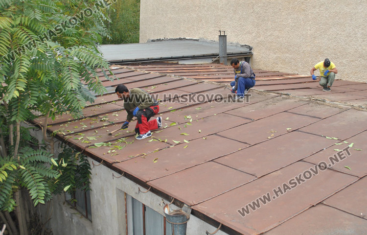 Започна ремонт на покрива на зала „Дружба“