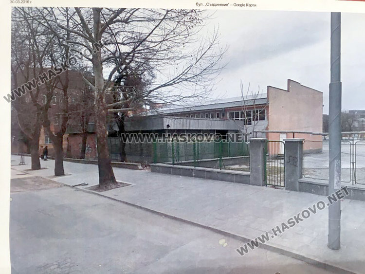 От някогашния павилион в двора на училището сега изниква минимол