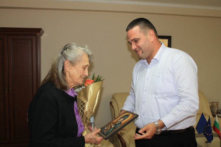 Никола Чанев покани с респект Теофана Текелиева на кафе