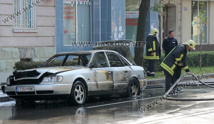 Старозагорско Ауди пламна и изгоря на бул. 3ти март