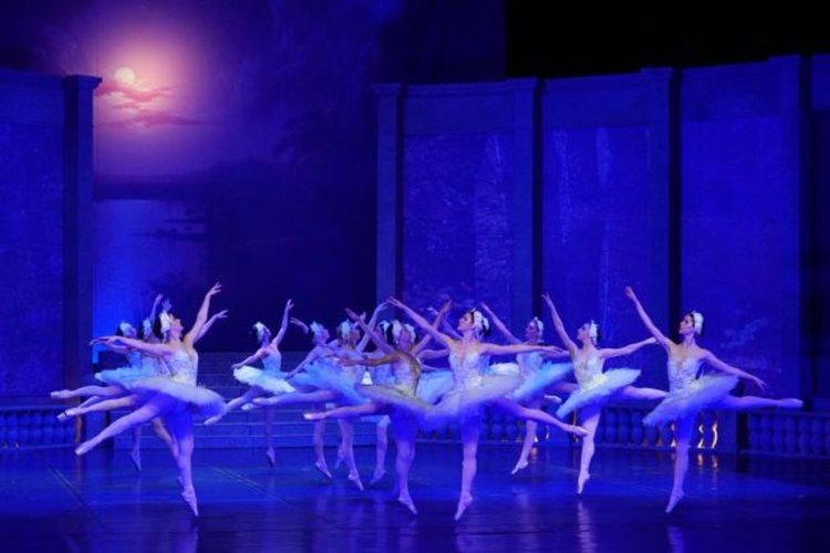 Днес старозагорската опера представя на кърджалийска сцена „Лебедово езеро“