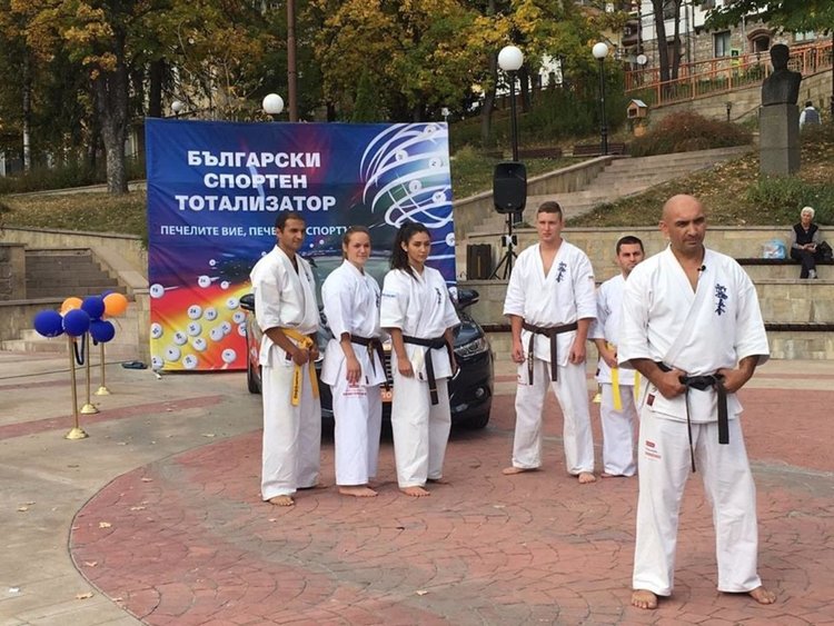 Българският спортен тотализатор е единственият държавен хазартен оператор, който дарява една трета от приходите си за развитие на българския спорт. Затова днес на малкото тържество имаше и демонстрация на каратистите от Спортен клуб п окарате в Смолян с треньор Здравко Младенов