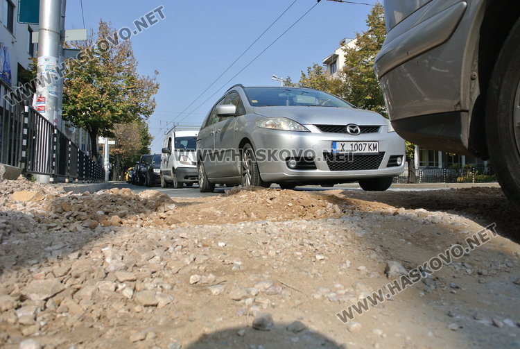 Дупката на ВиК задръсти бул. “Раковски”, шофьорите бесни