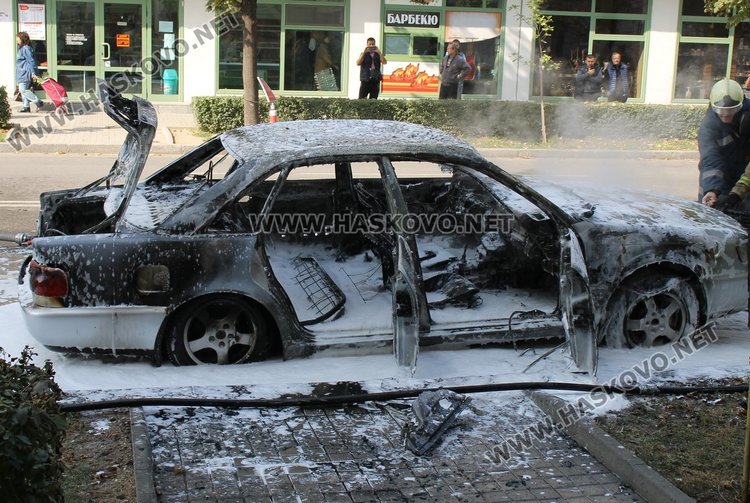 Старозагорско Ауди пламна и изгоря на бул. 3ти март