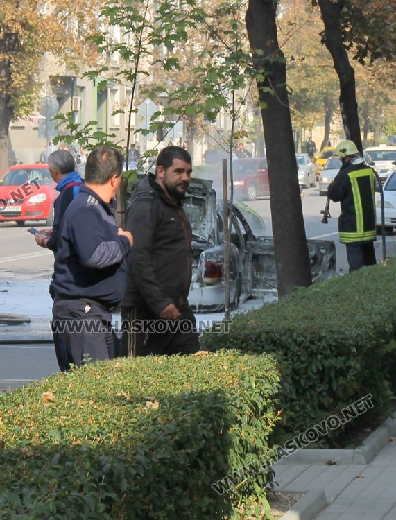 На снимката е вероятния собственик на автомобила.