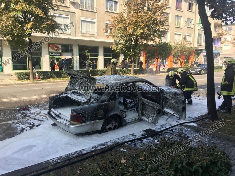 Старозагорско Ауди пламна и изгоря на бул. 3ти март
