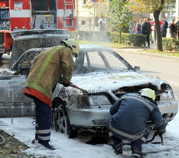 Старозагорско Ауди пламна и изгоря на бул. 3ти март