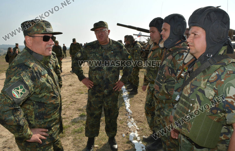 заместник-министърът на отбраната Анатолий Величков  разговаря с участниците в учението 