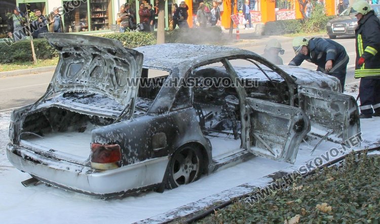 Старозагорско Ауди пламна и изгоря на бул. 3ти март