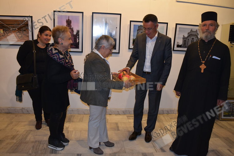 Представиха сагата по реставрацията на Желязната църква във фотоси в Кърджали, кметът награди реставраторката