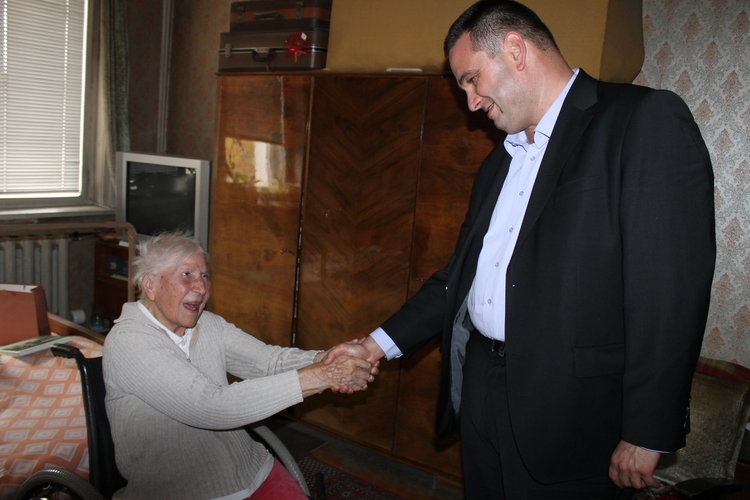 Никола Чанев посети д-р Овчарова в дома й за професионалния и празник