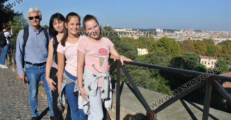 Хасковски ученички се поклониха пред паметника на капитан Петко войвода на гарибалдийския хълм в Рим 